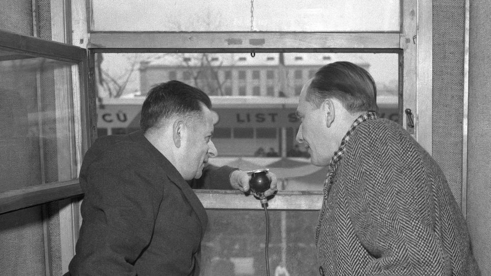 Reportéři Josef Laufer a Otakar Procházka na mistrovství světa v hokeji v Praze,1947