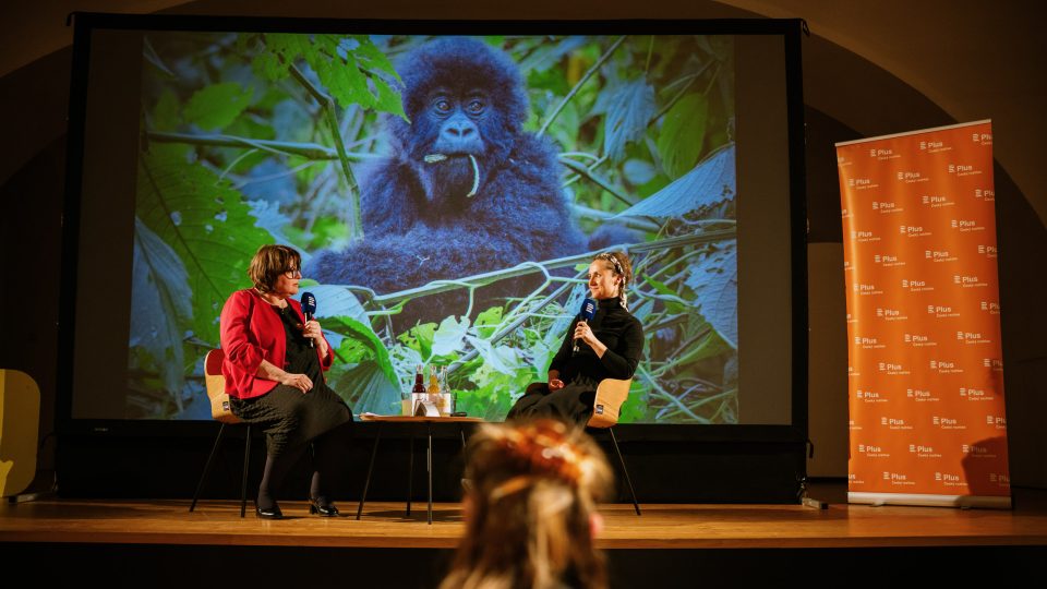 Moderátorka Martina Mašková a primatoložka Barbora Pafčo před publikem festivalu vědeckých filmů AFO Olomouc