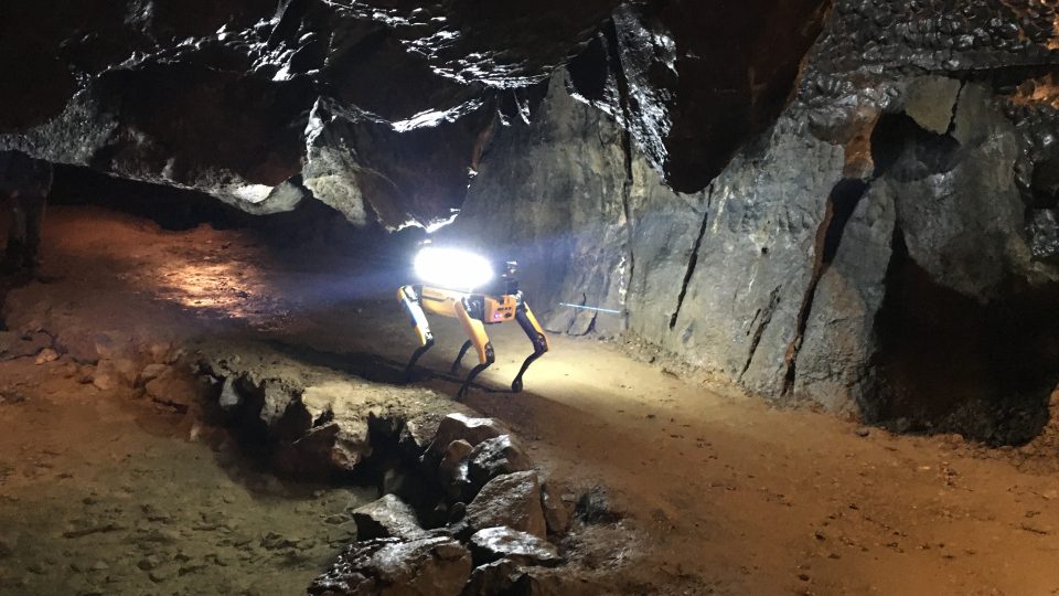 SPOT od Boston Dynamics je v jeskyni až překvapivě sebejistý a rychlý. Orientuje se díky autonomní řídíc jednotce z ČVUT, kterou nese na zádech.