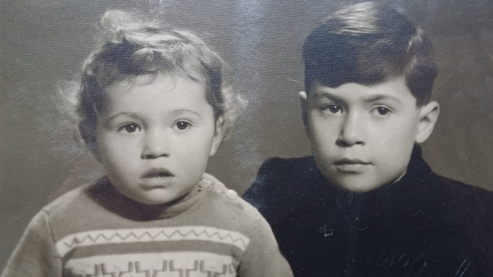 Se starším bratrem v roce 1945