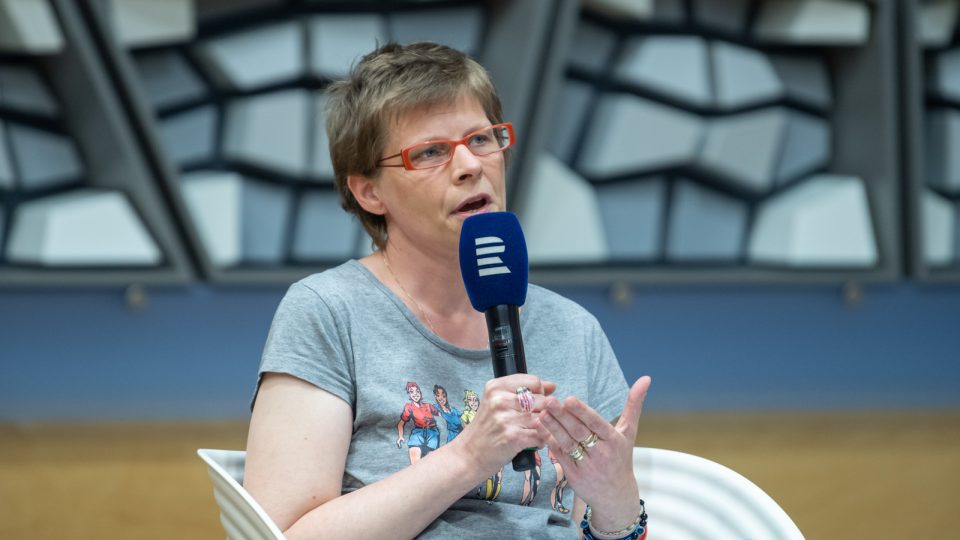 Host debaty Jana Ustohalová, redaktorka Deníku N