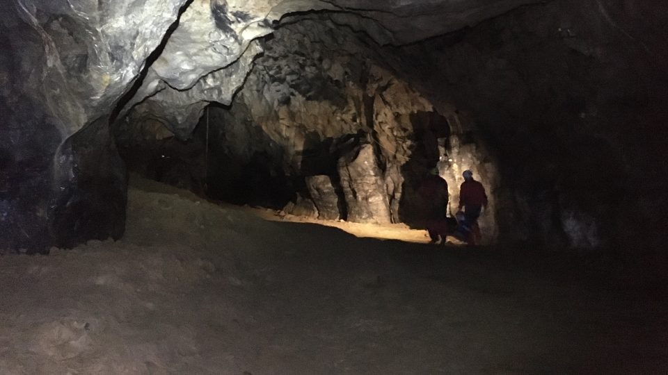 Průchod jeskyní Býčí skála v Moravském krasu