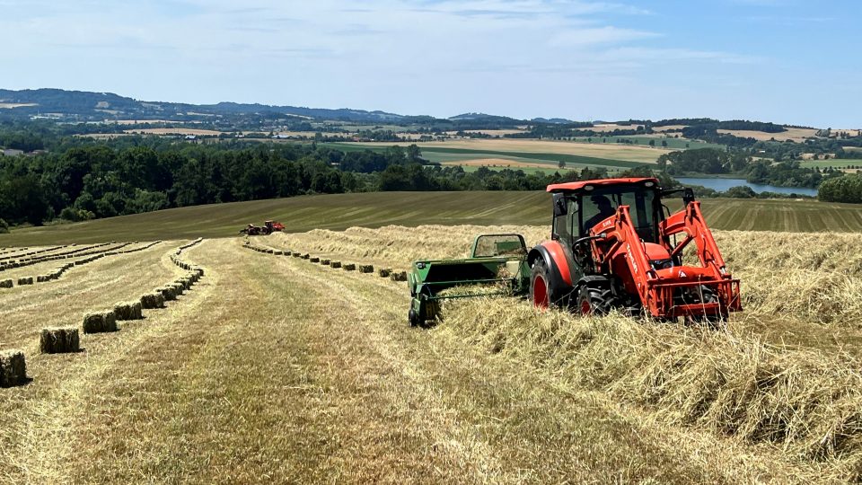 Farma Kačiny a zemědělská technika 21. století při sklizni