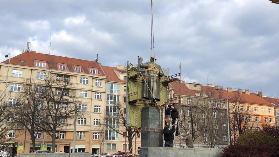Podstavec sochy zůstane na místě – Praha 6 ho nechá postupně zdemolovat.