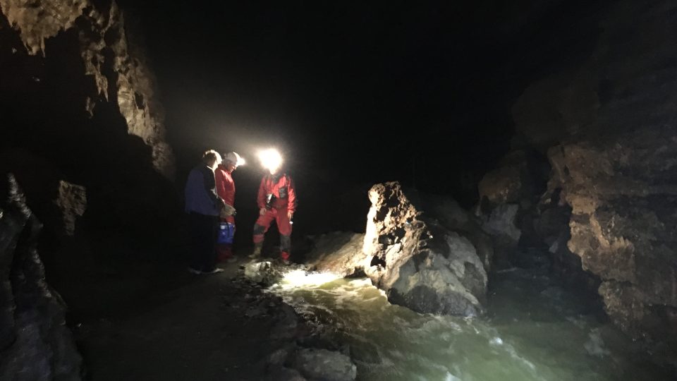 Částí jeskyně v Býčí skále protéká Jedovnický potok