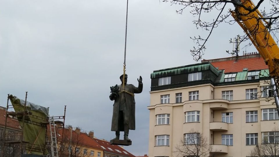Koněvův pomník má podle rozhodnutí zastupitelstva městské části Praha 6 z loňského září nahradit památník osvobození Prahy na konci druhé světové války.