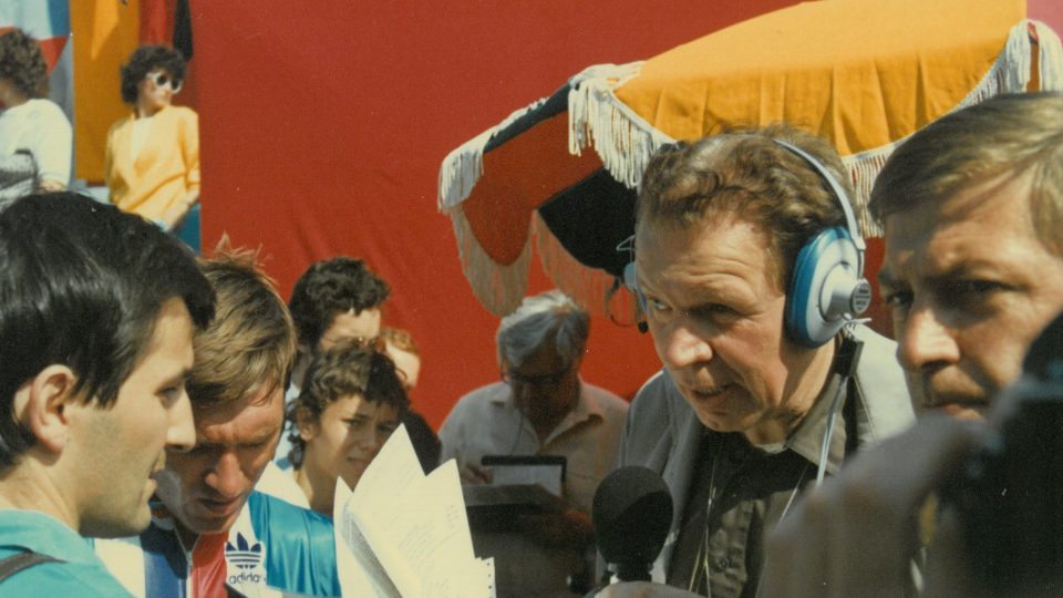 Natáčení reportáže ze Závodu Míru, vlevo reportér Miroslav Augustin, u mikrofonu Karel Malina, nedatováno