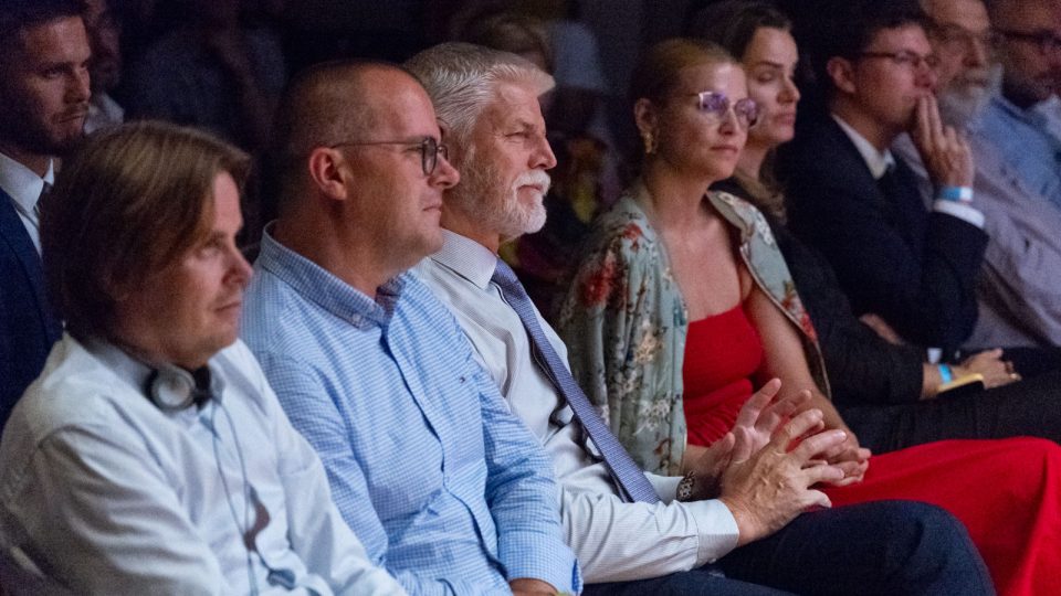 Vzácným hostem konference byl i prezident Petr Pavel, po jeho pravici šéfredaktor Plusu Josef Pazderka a šéf zpravodajství Ondřej Suchan