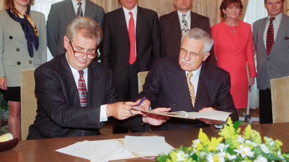 Miloš Zeman a Václav Klaus podepisují opoziční smlouvu
