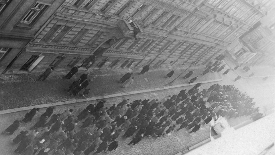 Smuteční pochod za Gottwalda v Balbínově ulici (1953)