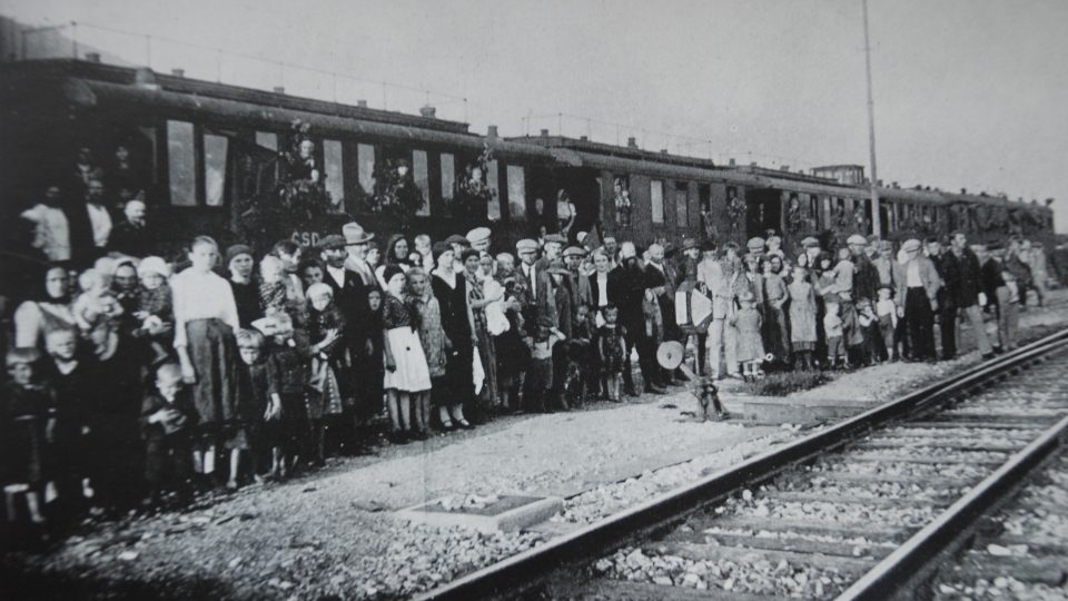 Odjezd prvního transportu Interhelpa z nádraží v Žiline, 1925