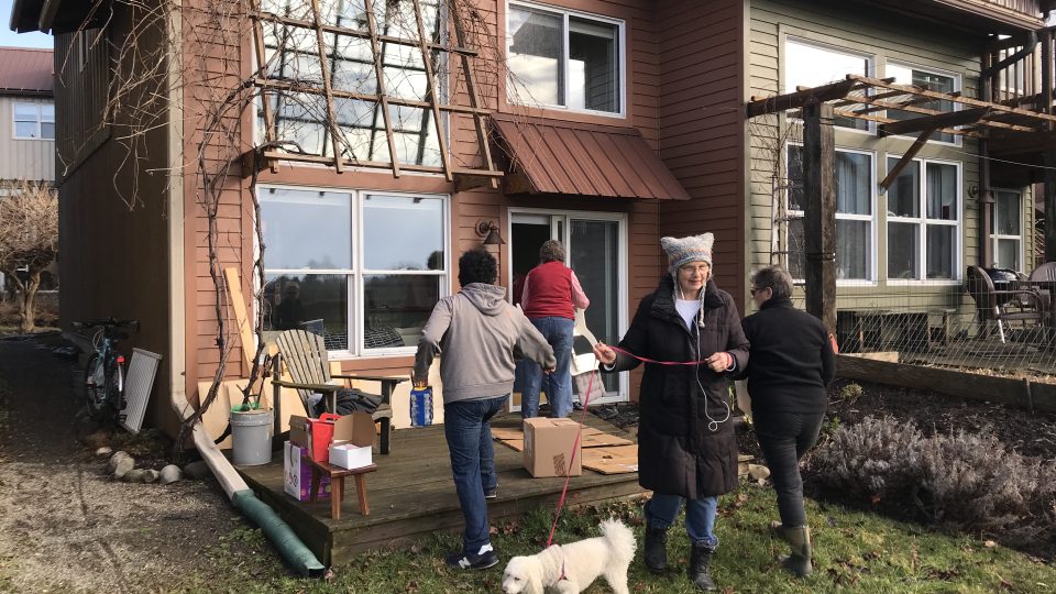 V ekovesnici si sousedé pomáhají i se stěhováním