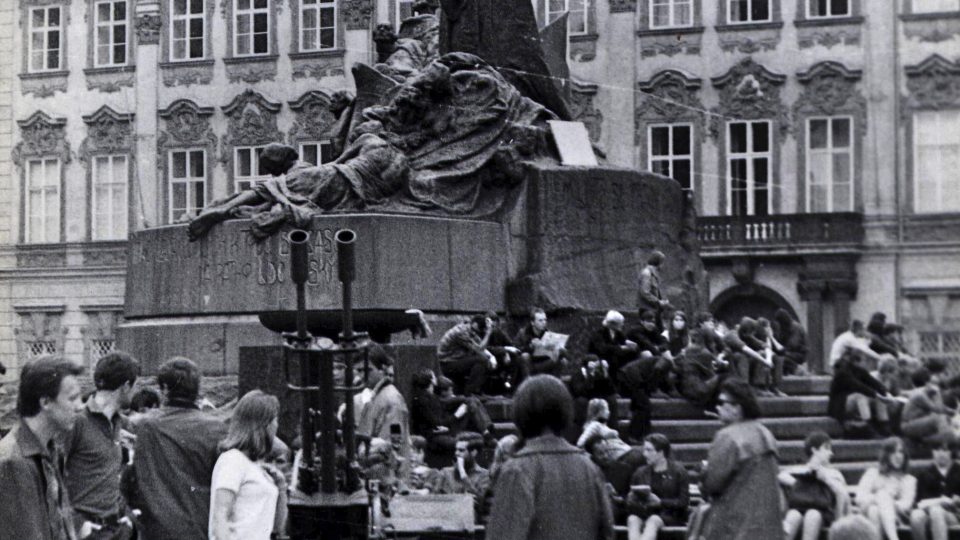 Na Staroměstském náměstí v Praze stála protiletadlová baterie.