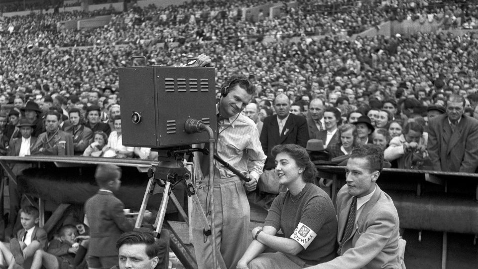 XI. všesokolský slet na Strahově díky rozhlasovým pracovníkům poprvé přenášela i televize, 2. července 1948