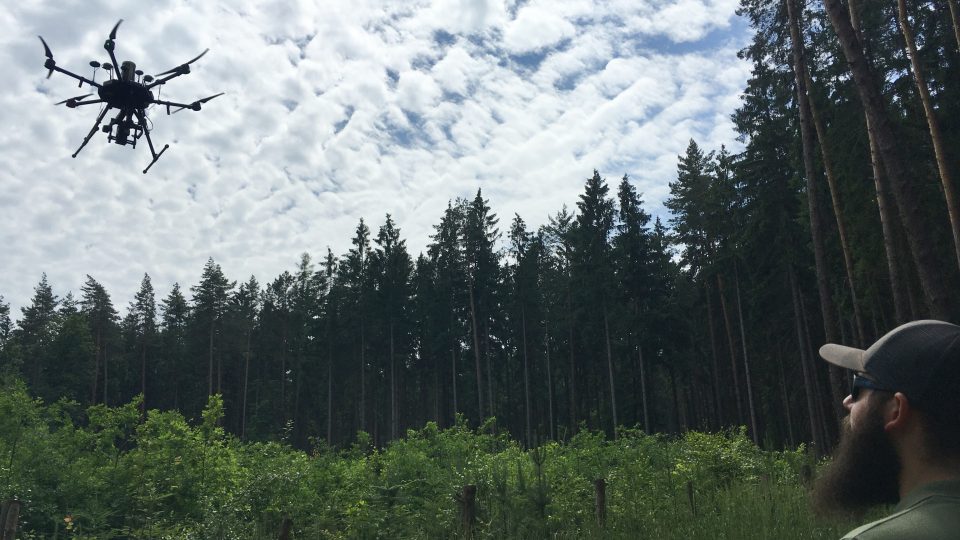 Dron vzlétá. Za zhruba pět minut oskenuje zhruba osm hektarů lesa