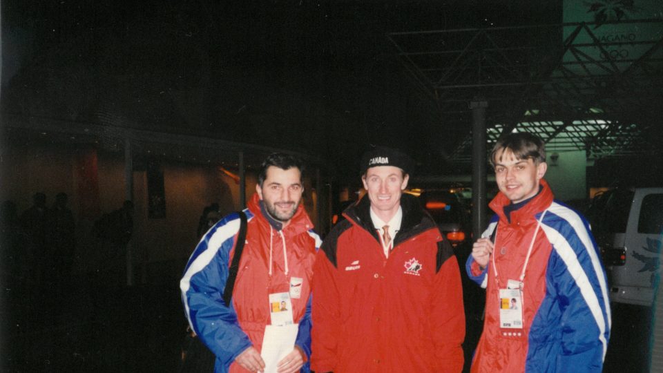 ZOH Nagano, po zápase s Kanadou, zleva Miroslav Augustin, hokejista Wayne Gretzky a Petr Souček, 20. února 1998