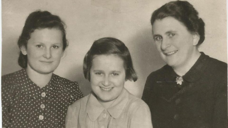 Lydie Tischlerová spolu s maminkou a sestrou (1939)