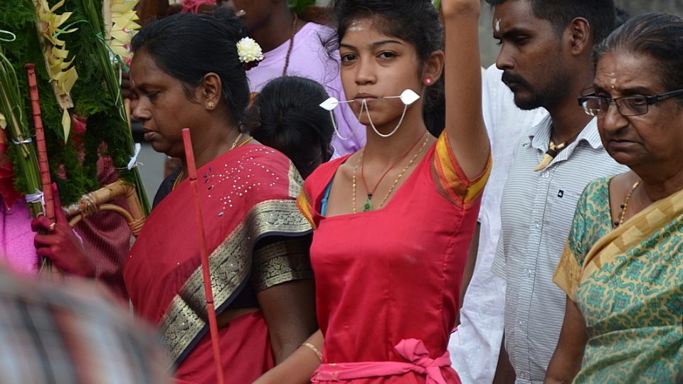 Věřící v průvodu během indického festivalu Thaipusam 