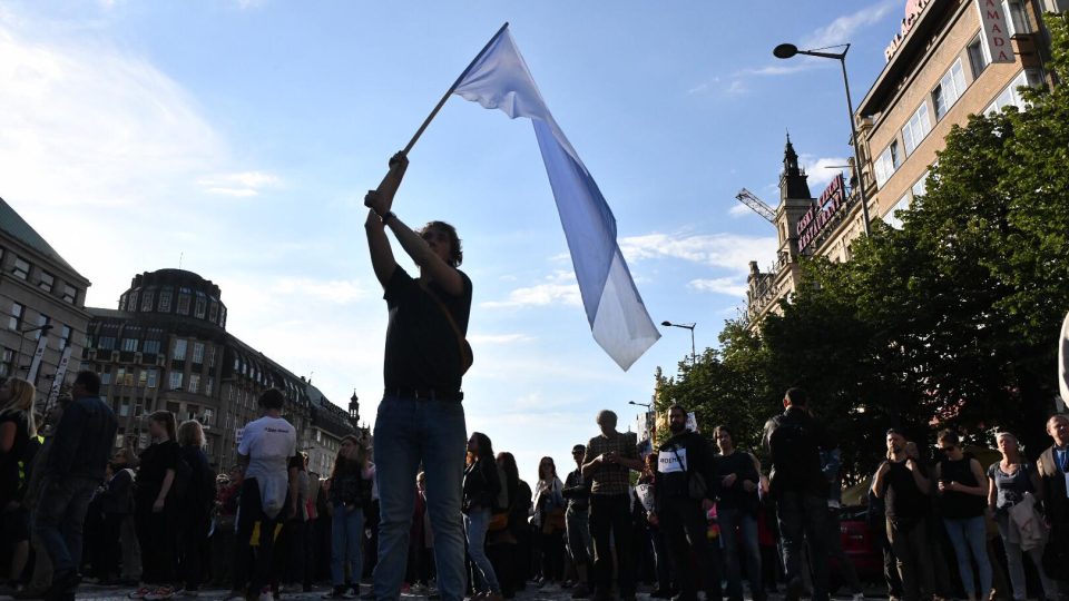 Demonstrace byla původně svolaná jako požadavek demise ministryně spravedlnosti Marie Benešové (za ANO)