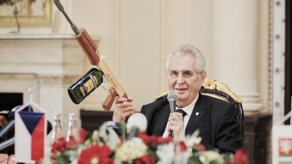 Prezident Miloš Zeman zakončil návštěvu Plzeňského kraje 20. října 2017 v zámku Zbiroh. Novinářům ukázal dar z Nepomuku - maketu „becherovkového“ samopalu s nápisem „na novináře“.