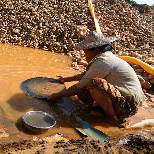 Podle ekologů může současná zlatá horečka napáchat v Canaimě nenapravitelné škody. Povrchové doly se rozkládají na obrovské ploše a obsahují vodu plnou znečišťujících látek  (ilustrační foto) | foto: Jan Styblík