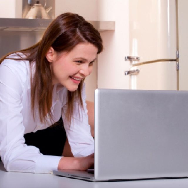 Žena za počítačem | foto: Free Digital Photos