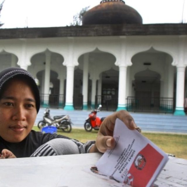 Indonésie je vůbec největším muslimským státem a také bývá označována za „třetí největší demokracii“. Středeční volební pat může dosavadní výdobytky ohrozit | foto: Heri Juanda,  ČTK