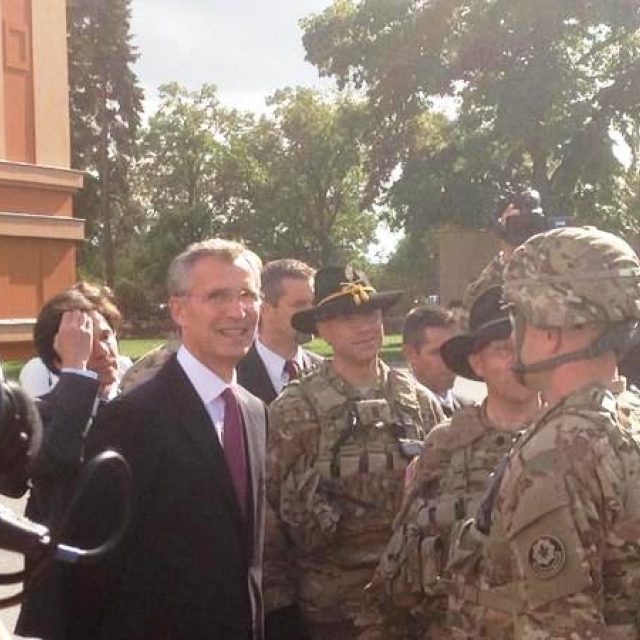 S průzkumnou jednotkou americké armády se v ruzyňských kasárnách setkal generální tajemník NATO Jens Stoltenberg | foto: Pavel Novák,  Český rozhlas