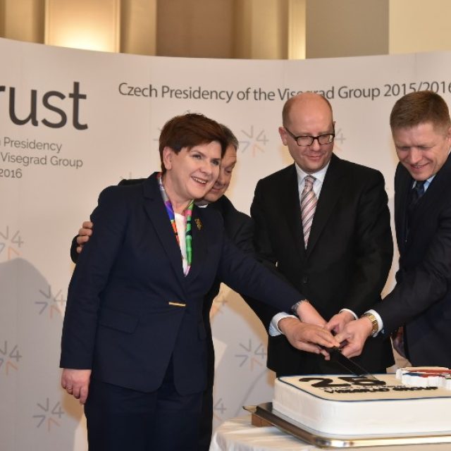 Premiéři zemí Visegrádské skupiny si v pondělí 15. února 2016 připomněli významné výročí 25 let od začátku úzké spolupráce. | foto: vlada.cz 