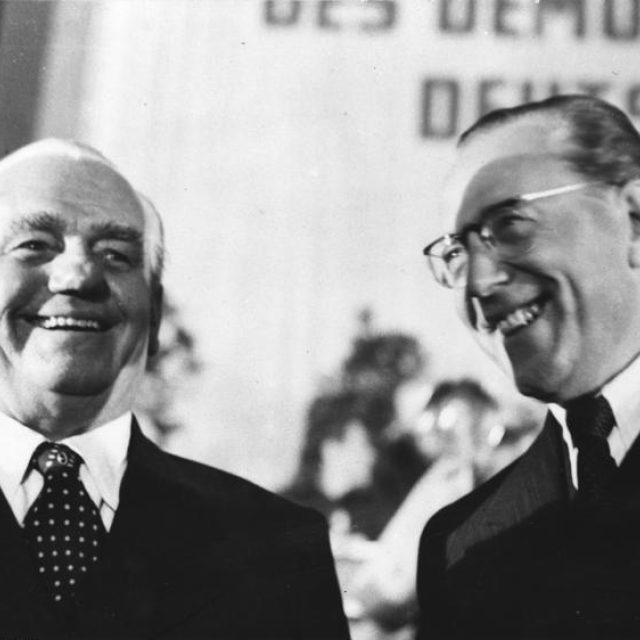 Prezident NDR Wilhelm Pieck a premiér Otto Grotewohl | foto: bundesarchiv.de   ,   CC-BY-SA-3.0