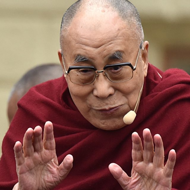 Dalajláma byl v Praze jako jeden z mluvčích mezinárodní konference Forum 2000. Podobně jako před 26 lety,  kdy konferenci pořádal Václav Havel | foto: Filip Jandourek