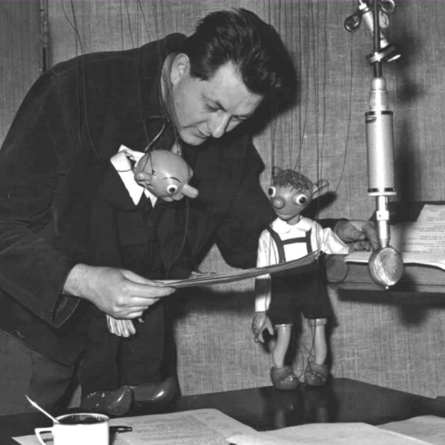 Miloš Kirschner s loutkami u mikrofonu | foto: Archivní a programové fondy Českého rozhlasu