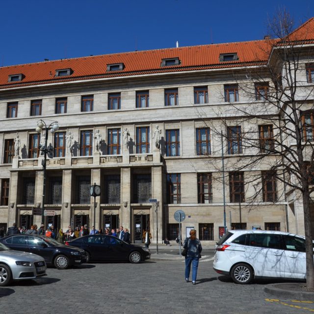 Budova knihovny na Mariánském náměstí stojí od roku 1928 | foto: Jolana Nováková,  Český rozhlas