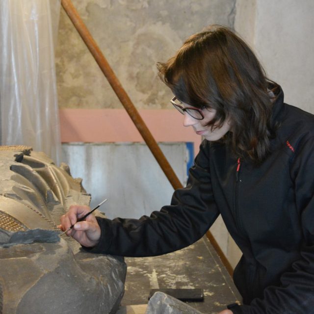 Restaurátorka Univerzity Pardubice při práci na náhrobku Arnošta z Pardubic | foto:  Univerzita Pardubice