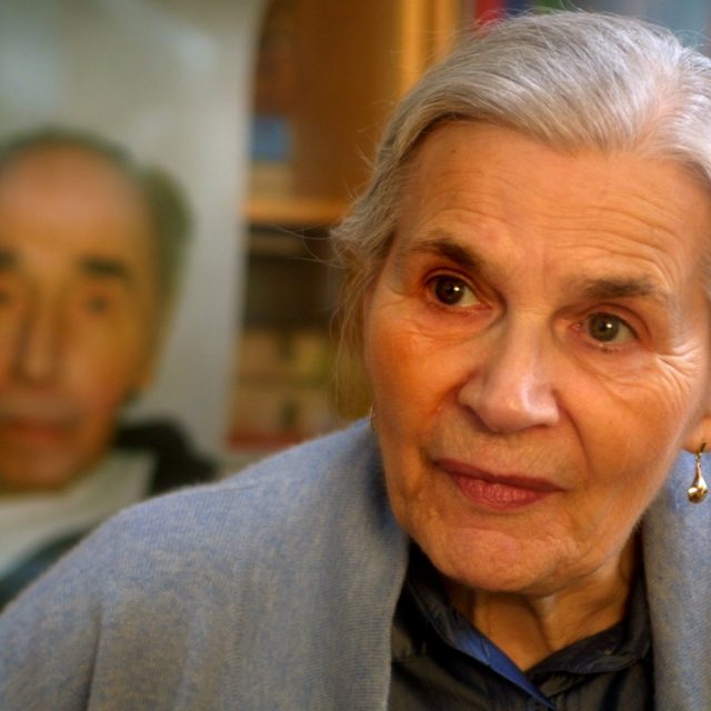 Běla Kolářová s fotografií Jiřího Koláře | foto: Fotobanka Profimedia