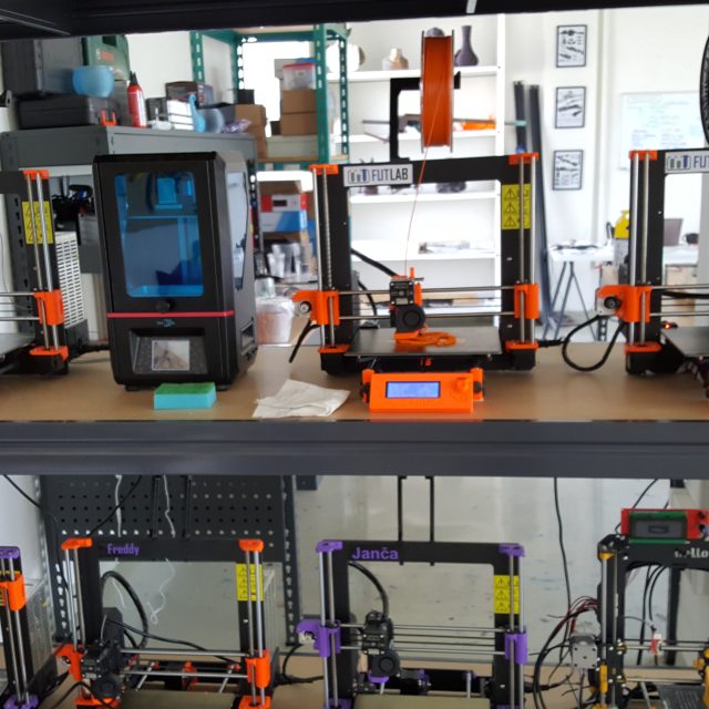 3D tiskárny umí vytisknout i samy sebe. Na této strategii založila své podnikání firma Prusa Research. | foto: Václav Müller,  Český rozhlas