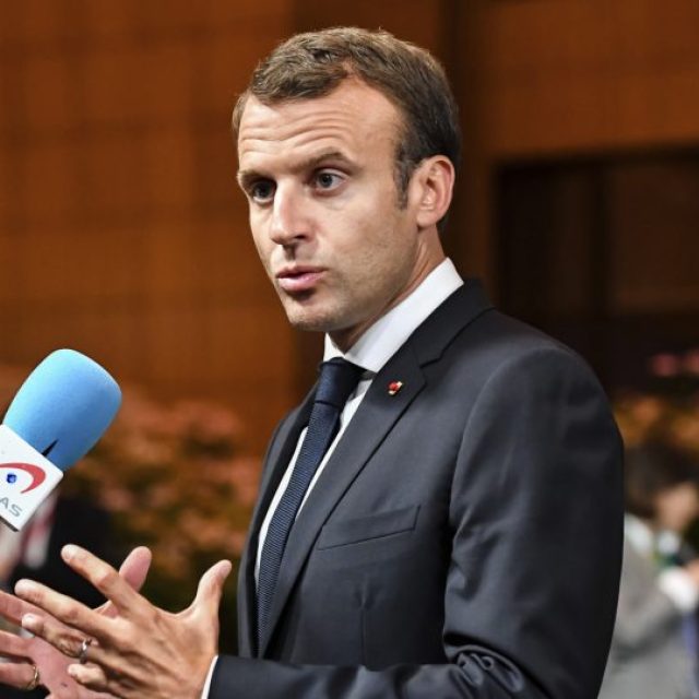 Emmanuel Macron dokázal ztlumit a odvrátit kolaps summitu po hrozbě Italů,  že stornují celé jednání | foto:  Geert Vanden Wijngaert,  ČTK/AP