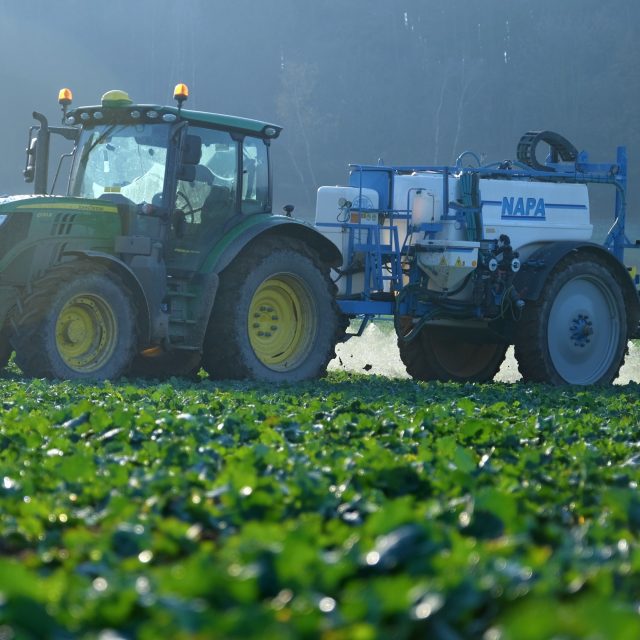 Traktor na poli,  ilustrační foto | foto: Milan Kopecký,  Český rozhlas
