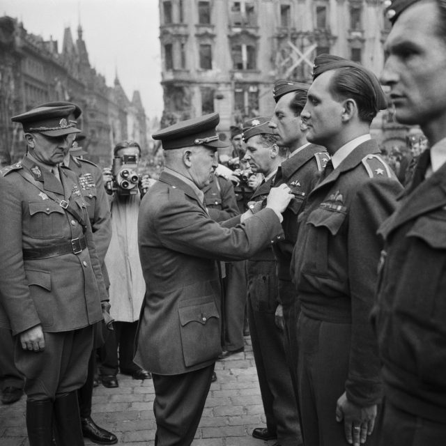 Českoslovenští letci z Anglie 21. srpna 1945 na Staroměstském náměstí v Praze | foto: ČTK