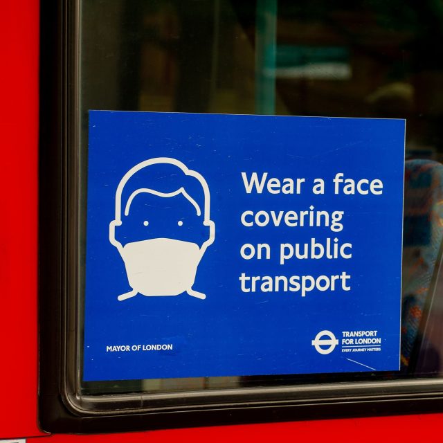 Apel na občany ve Velké Británii,  aby nosili zakrytý obličej v hromadné dopravě | foto: Fotobanka Profimedia