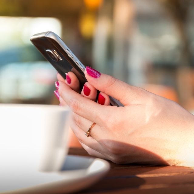 Nikdy neřešte finanční věci po telefonu s někým,  kdo vám zavolal,  ať už jde o výhodné nabídky investic,  nabídky od mobilních operátorů,  nebo hovory z banky | foto: Pixabay