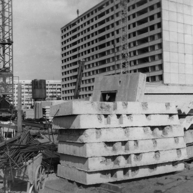 První paneláky začali v Polabinách stavět v roce 1960 | foto: Východočeské muzeum v Pardubicích