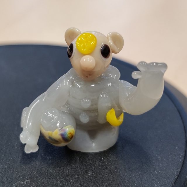 Jeden z prototypů skleněného Hurvínka-kosmonauta | foto: Divadlo Spejbla a Hurvínka