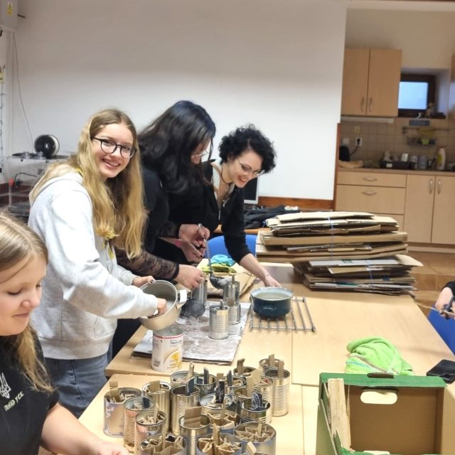 Skauti v Jindřichově Hradci vyrábí zákopové svíčky | foto: Eva Musterová Marvanová,  Český rozhlas