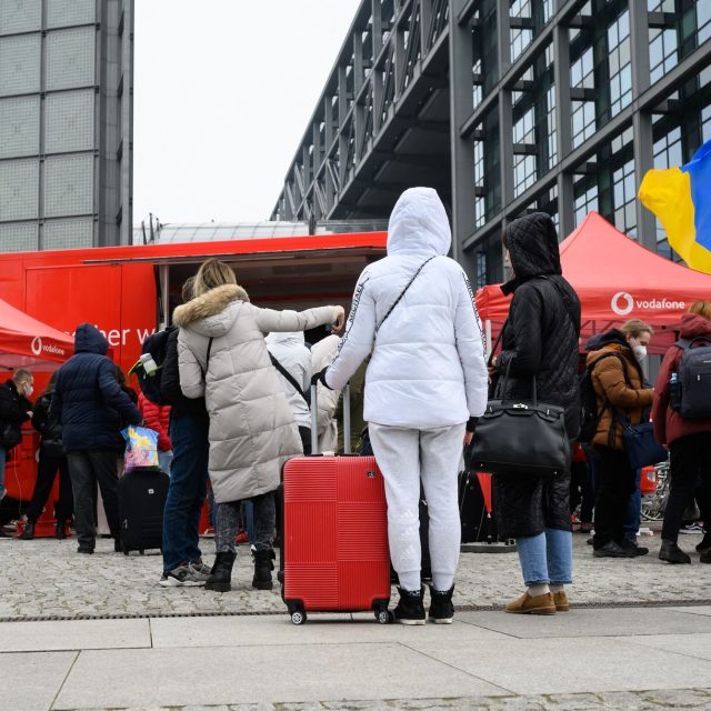 Ukrajinští uprchlíci před hlavním nádražím v Berlíně | foto: Fotobanka Profimedia