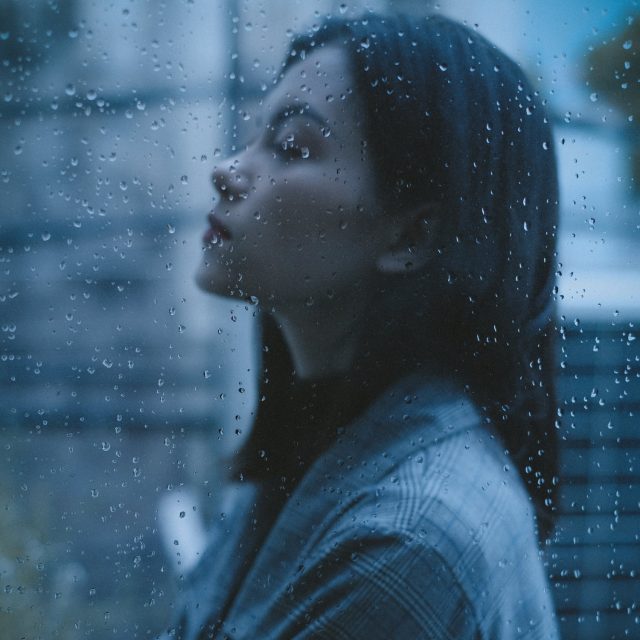 Elektrický implantát umístěný v lebce a připevněný k mozku může odhalit a léčit těžké deprese. Američtí vědci ho vyzkoušeli na jedné pacientce a mají slibné výsledky | foto: Pexels,  CC0 1.0