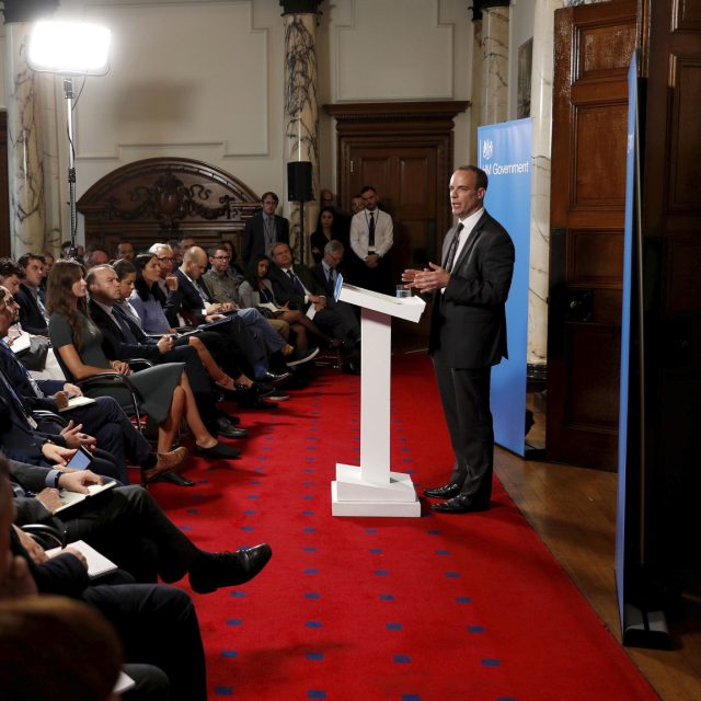 Dominic Raab nezdůrazňoval příliš důsledky tvrdého brexitu | foto:  Peter Nicholls,  ČTK/AP