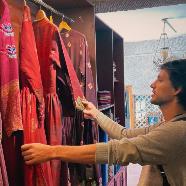 Jiří Sázel si prohlíží nabídku ladackého obchodu s místními oděvy | foto: Tomáš Černý,  Český rozhlas