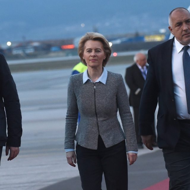 Zleva předseda Evropské rady Charles Michel,  předsedkyně Evropské komise Ursula von der Leyenová a bulharský premiér Bojko Borisov v Sofii | foto: Fotobanka Profimedia