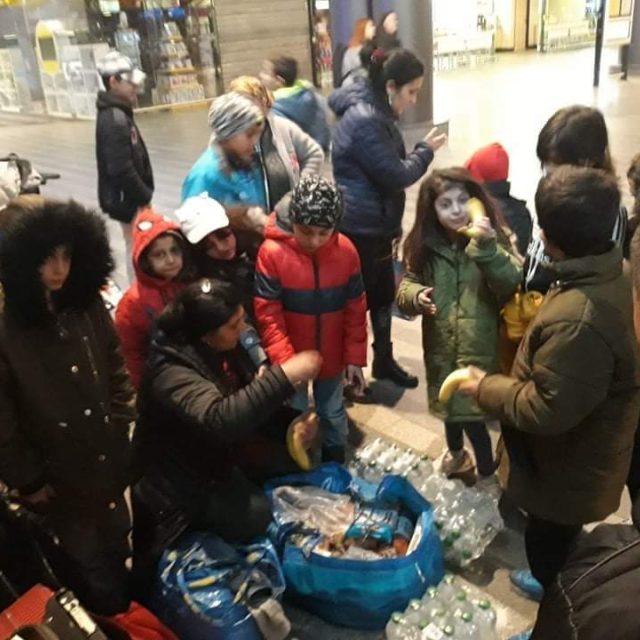 Romští uprchlíci z Ukrajiny na Hlavním nádraží v Praze | foto: Dušan Vágai,  Český rozhlas